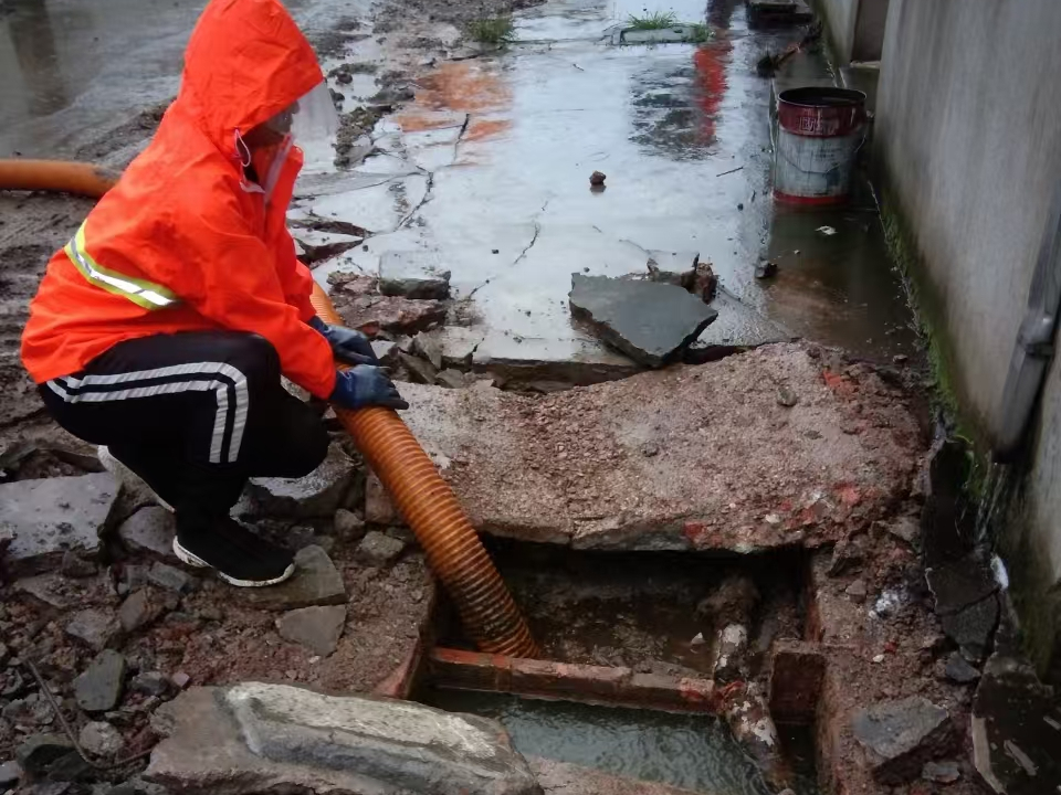 金凤专业清理污水池 炜誉市政以规范流程守护城市 “肠道”